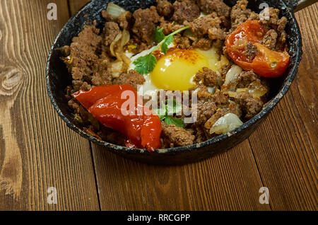 Makhlama Lahm - Uova iracheno con carne di agnello e i pomodori, colazione, piatto di agnello macinato viene soffritto con cipolle, pomodori e prezzemolo, condito Foto Stock