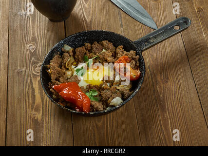 Makhlama Lahm - Uova iracheno con carne di agnello e i pomodori, colazione, piatto di agnello macinato viene soffritto con cipolle, pomodori e prezzemolo, condito Foto Stock