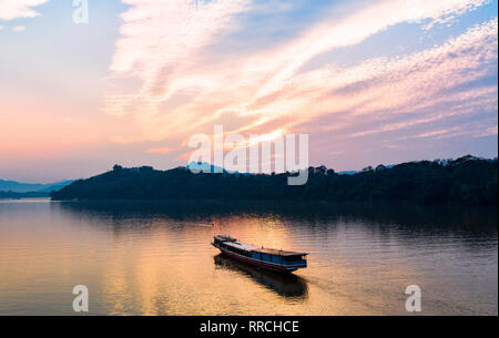(Vista da sopra) stupefacente vista aerea di turisti in barca a vela sul fiume Mekong al tramonto, Luang Prabang, Laos. Foto Stock