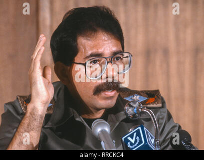 CARACAS, Venezuela - 3 febbraio 1989: Daniel Ortega, Presidente del Nicaragua, a news conferenza. Foto Stock