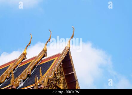 Il tetto della Cappella in Wat Phra Kaew Tempio e il Grand Palace a Bangkok, Thailandia. Foto Stock