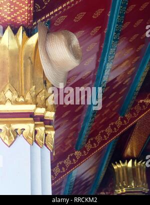 Bangkok, Tailandia - 9 Febbraio 2019 : Traveler appeso Souvenir cappello di paglia sul palo della cappella presso il Wat Phra Kaew e il Grand Palace. Foto Stock