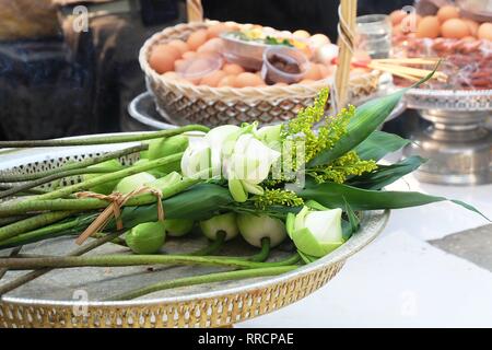 Bel fiore,Lotus o acqua giglio fiori e molti alimenti la preparazione di pagare rispetto al Buddha. Foto Stock