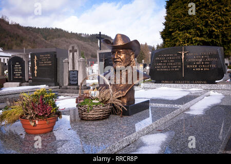 Cimitero di Malmedy, grave con il busto del cantante Roger Collette, Belgio, Europa. Grab mit Bueste des Saengers Roger Collette auf dem Friedhof Foto Stock