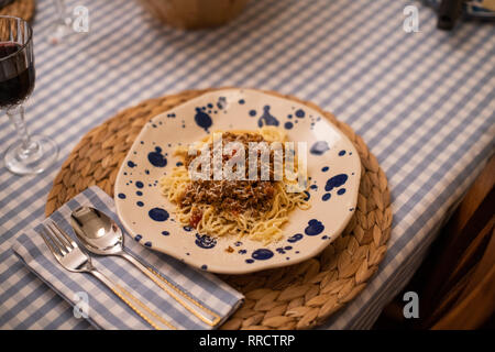 Spaghetti alla bolognese servita con il vino Foto Stock