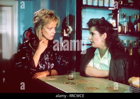 DER FAHNDER / Folge: Der Zeuge / Horst Peters, ein kleiner Ganove, ist aus der Haft geflohen, obwohl er nur noch wenige Monate zu verbüßen hatte. Für Faber ist das Motiv bald klar: Ein Zellengenosse hat Horst gesteckt, dass seine Freundin Helga sich einen anderen Mann zugelegt hat... / BARBARA FREIER / ULRIKE KRIENER / EM / , 13DFAfahnde2 / Überschrift: DER FAHNDER / BRD 1986 Foto Stock