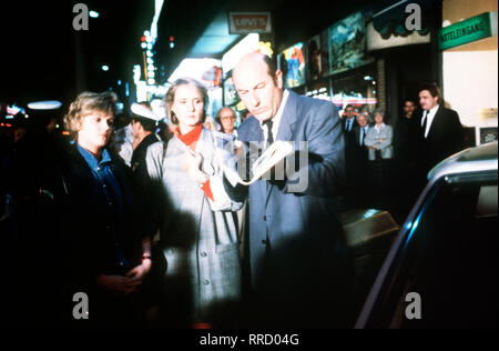 TATORT / Schmutzarbeit / Ein skupelloser Mann muss eine gefährliche Zeugin loswerden und hat gleichzeitig den Auftrag, für den Berufs-killer eine Waffe zu besor-gen. Sein Pech nur, dass die Polizei unvermutet früh ins Spiel kommt... / Szene mit / MANFRED KRUG - Paolo Stoever, DIANA KÖRNER - Doris Eucken / 34205 / , 25DFAtatort / Überschrift: TATORT / BRD 1989 Foto Stock