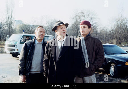 Tatort - Szene mit Kommissar Markowitz (GÜNTHER LAMPRECHT,mi), HANS NITSCHKE und MAX VOLKERT MARTENS. Regie: Marianne Lüdcke aka. Tödliche Vergangenheit / Überschrift: TATORT / BRD 1991 Foto Stock