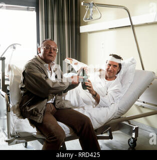 SOKO 5113 Folge: Ein Mordfall für Göttmann Tödliche Schüsse auf den Großindustriellen Alfred Kronberg. La KHK ha Göttmann (WERNER KREINDL) entwickelt mehr und mehr persönliches Intèresse una caduta di DEM, weshalb der SOKO der caduta entzogen wird. Göttmann ermittelt trotzdem. Szene mit Mayer (HERBERT FUX, r.) Regie: Ulrich Stark aka. Ein Mordfall für Göttmann / Überschrift: SOKO 5113 / BRD 1984 Foto Stock