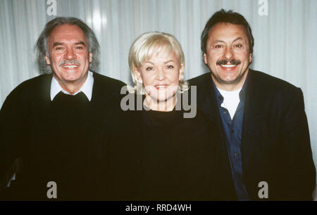 SALTO KOMMUNALE ACHIM WOLF als Rudi Reschke, ANGELIKA MILSTER als Ingrid Schikaneder und WOLFGANG STUMPH als Wolfgang Stankoweit aka. Schwarzarbeit / Überschrift: SALTO KOMMUNALE / BRD 1997 Foto Stock