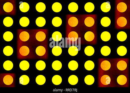 Abstract background. Arte grafica. Cerchi gialli, sfondo nero con rosso piazze. Modelli senza giunture Foto Stock