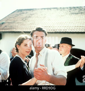 Herbstmilch / D 1988 - Joseph Vilsmaier / Anna (DANA VAVROVA, l.) und Albert (WERNER STOCKER) tanzen auf der Dorfhochzeit. / 35661 / , 09DFAARTHER1 / Überschrift: HERBSTMILCH / Deutschland Foto Stock