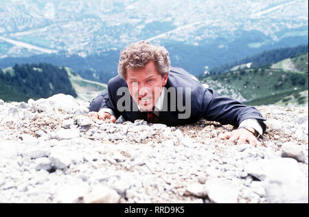 Wildbach I - Der Wirtschaftsspion Stefan Reimer (MIRO NEMEC) befürchtet seine Enttarnung und sarà während einer Bergtour seinen inszenieren Absturz. Herzstück der Aktion soll eine von seinem Helfer Farian eingeleitete Rettungsaktion der Bergwacht sein. aka. Spionin aus Liebe / Überschrift: WILDBACH I / BRD 1984 Foto Stock