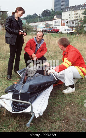 Faust Am Hafen wird der Fotograf Thomas Keller ermordet aufgefunden. Szene mit STEFHANIE PHILIPP (Ulrike), HEINER LAUTERBACH (Faust), HANS-UWE BAUER (Thomas Keller) Regie: Roland Gräf aka. Der Club des Drachen / Überschrift: FAUST / BRD 1994 Foto Stock