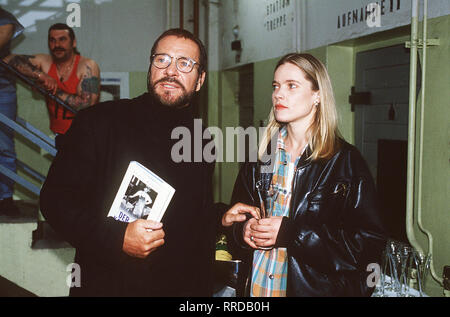 DER SANDMANN Henry Kupfer (GÖTZ GEORGE) wird im Gefängnis zum Bestsellerautor umjubelten. Die TV-Moderatorin Sabine Amman möchte ihn in ihre Talkshow einladen, um ihn dort in aller Öffentlichkeit rückfälligen als mörder zu outen. Die junge, ehrgeizige Redakteurin Ina Littmann (KAROLINE EICHHORN) erhält den Auftrag, eigenverantwortlich das Leben Kupfers zu recherchieren und ihn zu überreden, in der Talkshow aufzutreten. Regie: Nico Hofmann / Überschrift: DER SANDMANN / BRD 1995 Foto Stock