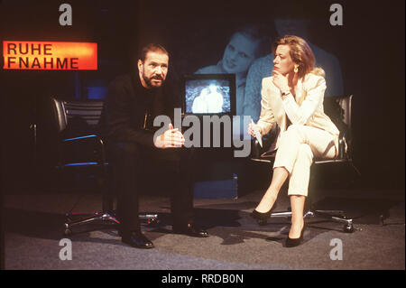 DER SANDMANN Kupfer (GÖTZ GEORGE) wurde als Gast in die Sendung "Ich stelle mich geladen". Die engagierte Moderatorin Sabine Amann (BARBARA RUDNIK) versucht, Kupfer mit kompromitierenden Bildern und Fakten vor laufender Kamera circuizione vermeint-lichen Taten zu überführen. Regie: Nico Hofmann / Überschrift: DER SANDMANN / BRD 1995 Foto Stock