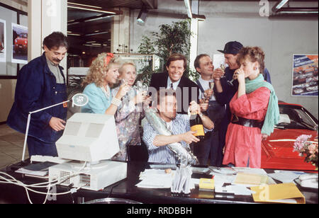 Folge: Das Jubiläum Peter hat seine Gesellenprüfung bestanden. Das FRITZE-Team spontan feiert den Erfolg in Konrads Autosalon. Foto vlnr.: Ali (SUAVI EREN), Loretta (KARIN DAVID), Frau Kewenig (EDITH HANCKE), Konrad (SIGMAR SOLBACH), Peter Fritze (MARKUS HOFFMANN), Kalle (RÜDIGER WANDEL), Heinz (CLAUDIO FREYER), Cordula (KAY HELMICH). Regie: Rolf von Sydow aka. Das Jubiläum 16 / Überschrift: AUTO FRITZE / BRD 1994 Foto Stock