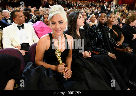 Dopo aver vinto l'OSCAR® per la musica scritta per motion pictures (brano originale), Lady Gaga, e Anthony Rossomando pone con il suo Oscar® durante il live ABC teletrasmesso del 91Oscar® al Dolby® Theatre in Hollywood, CA domenica 24 febbraio, 2019. Foto Stock