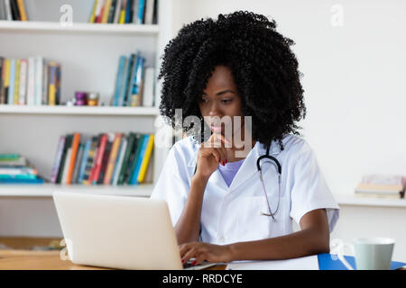 African American Medical l apprendimento degli studenti al computer in ospedale Foto Stock