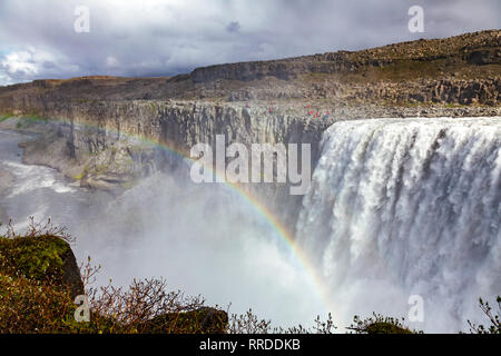 Cascata di Dettifoss sulla Jökulsá á Fjöllum river, Vatnajökull Parco Nazionale, la più potente cascata in Europa e popolare attrazione turistica in Foto Stock