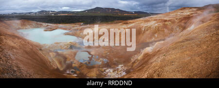 Vista panoramica di Leirhnjukur (Clay Hill) riolite formazione a caldo con acido solforico molle a Krafla area vulcanica nella regione di Mývatn, Nordest Islanda, Foto Stock