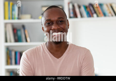 Bello African American Uomo con testa calva al chiuso in casa Foto Stock