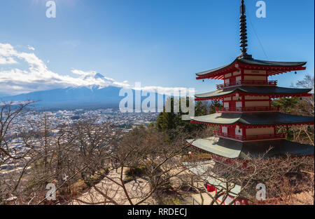 Mt. Fuji con Chureito Pagoda in autunno e nuvoloso cielo blu, Fujiyoshida, Giappone Foto Stock