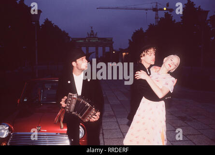 ZWEI ZUM VERLIEBEN Nachdem Renate die beiden Jungs "rausgeschmissen hat, beschließen sie, nach Berlin zu gehen - und finden dort Arbeit auf einer Baustelle, auf der es wenig später zu einem Unglück kommt - ein Bauarbeiter stirbt. Doch der Unfall wird von der Baufirma vertuscht, weil es sich bei dem Mann um einen illegalen Schwarzarbeiter handelte. Moritz (TIM BERGMANN) und Jakob (ANDREAS NICKL) setzen alles daran, den caduta ans Licht der Öffentlichkeit zu zerren. In einem Berliner Lokal lernen sie Pauline (TABEA TIESLER) kennen, Tochter wohlhabender Eltern, die ihnen hilft, dem BauLöwen das Han Foto Stock