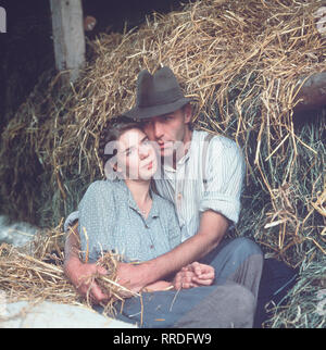 HERBSTMILCH / D 1988 - Joseph Vilsmaier / Anna (DANA VAVROVA) und Albert (WERNER STOCKER) sind frisch verheiratet ... / 35661 / , 18DFAHerbst1 / Überschrift: HERBSTMILCH / BRD 1988 Foto Stock