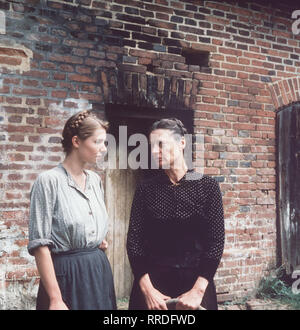 HERBSTMILCH / D 1988 - Joseph Vilsmaier / Anna (DANA VAVROVA, l.) leidet sehr unter der eifersüchtigen Schwiegermutter (RENATE GROSSER). / 35661 / , 18DFAHerbst2 / Überschrift: HERBSTMILCH / BRD 1988 Foto Stock