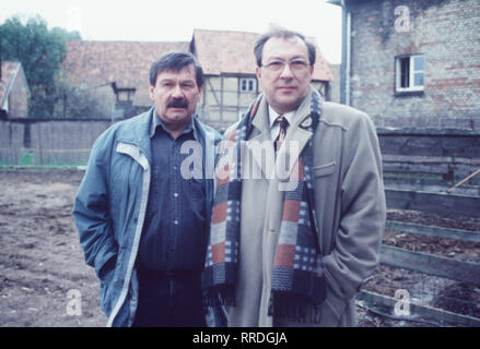 POLIZEIRUF 110- Ein ehemaliger Kollege von Kommissar Schmücke, Herbert Schneider (WOLFGANG WINKLER), hilft ihm bei der Suche nach einem brutalen Pferdemörder. Foto: K. Schmücke (JAECKI SCHWARZ) und Herbert Schneider (WOLFGANG WINKLER) Regie: Matti Geschonneck aka. Der PferdeMörder / Überschrift: POLIZEIRUF 110 / Deutschland 1995 Foto Stock