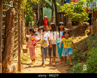 5 sorriso, felice giovane età mista il vietnamita ragazze a scuola a piedi con la loro madre, Tân Châu, un Giang Provincia, il Delta del Mekong, Vietnam Asia Foto Stock