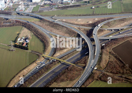 Vista aerea di M62 Junction 32un interscambio dove si incontra la A1M autostrada, Ferrybridge, West Yorkshire Foto Stock