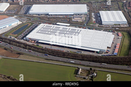 Vista aerea del B&Q della logistica di magazzino sulla A1M a Redhouse Interchange vicino a Doncaster, South Yorkshire Foto Stock