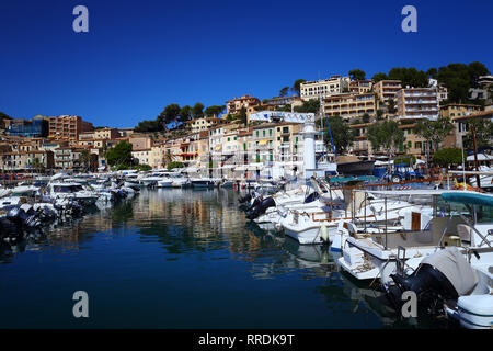 La pittoresca cittadina di Port de Sóller in Mallorca, un isola spagnola nel Mar Mediterraneo. In primo piano la marina con lussuosi yacht. Foto Stock