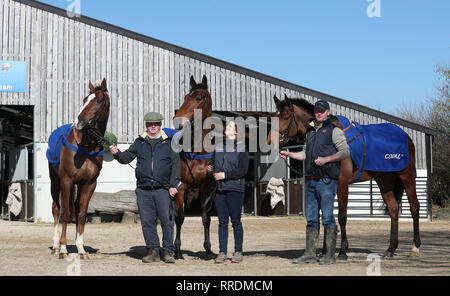 Colin Tizzard (sinistra) con Native River, Kim Tizzard (al centro) con Thistlecrack e Joe Tizzard (destra) con eleganti Esc durante la visita di Colin Tizzard's Yard in Milbourne porta. Foto Stock