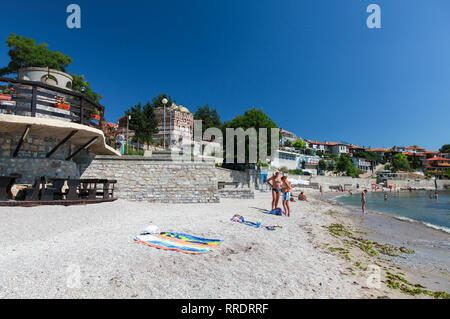 Nesebar, Bulgaria - 21 Luglio 2014: turisti rilassatevi sulla spiaggia pubblica nella città vecchia Nesebar, il litorale del Mar Nero Foto Stock