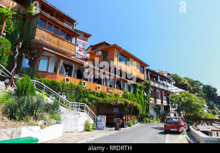 Nesebar, Bulgaria - 21 Luglio 2014: Strada costiera della città vecchia Nessebur, tradizionale piccoli alberghi e ristoranti sono sul ciglio della strada Foto Stock