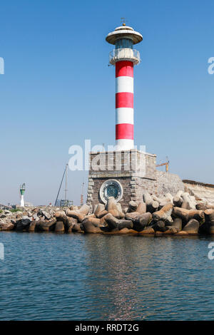 Burgas in Bulgaria - Luglio 22, 2014: a strisce rosse e bianche torre faro del porto di Burgas, Mar Nero Foto Stock