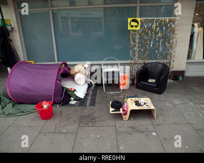 Una persona senza dimora di accampamento su una strada di Brighton Foto Stock