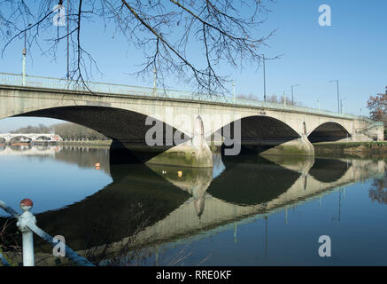 Altezza del ponte di Twickenham, riflesso nel fiume Tamigi tra twickenham e richmond, Inghilterra Foto Stock