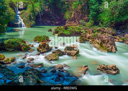 Una lunga esposizione delle cascate e cascate di Semuc Champey con colori turchese in El Peten foresta pluviale del Guatemala, l'America centrale. Foto Stock