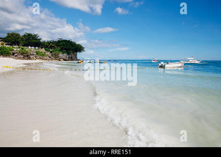 Il popolare di sabbia bianca Alona Beach si trova su Panglao Island, Bohol, Filippine Foto Stock