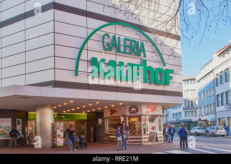 Mainz, Germania - 25 FEB 2019: Galeria Kaufhof negozio di moda a Mainz, città. Galeria Kaufhof GmbH è un reparto tedesco catena di negozi con sede a Colonia. Foto Stock