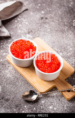 Due ciotole con rosso salmone caviale Foto Stock