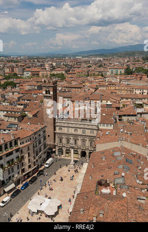 L'immagine verticale dalla torre al di sopra di Palazzo Pubblico di Siena, Italia Foto Stock