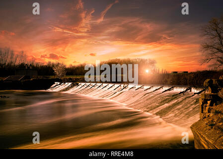 Aldwarke Weir al lavaggio, Rotherham,South Yorkshire. Foto Stock