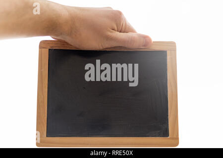 Man mano che regge una piccola lavagna a fogli mobili o lavagna contro uno sfondo bianco isolato. Foto Stock