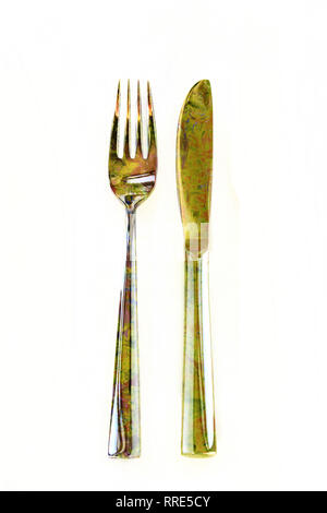 Posate coltello e forchetta con motivo astratto, concetto, isolati su sfondo bianco, close-up Foto Stock