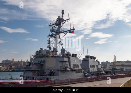 Il cacciatorpediniere Donald Kook nel porto di Odessa.(USS Donald Cook (DDG-75) Odessa. L'Ucraina. 2019.02.25. Mar Nero. Foto Stock